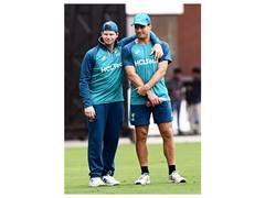 
      
      Smith, Carey have first look at Perth pitch ahead of Ashes opener
      
      