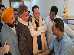 
      
      BJP leaders Ravinder Raina, Sunil Sharma meet injured victims of
      
      