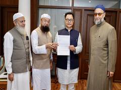 
      
      Union Minister Rijiju meets Owaisi, Maharashtra leaders
      
      