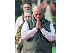 
      
      Congress chief Kharge pays homage to Indira Gandhi
      
      