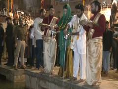 
      
      Dhanush, Kriti Sanon perform Ganga aarti in Varanasi
      
      