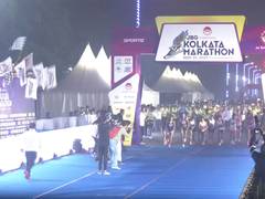 
      
      Supermodel Milind Soman flags off marathon in Kolkata 
      
      
