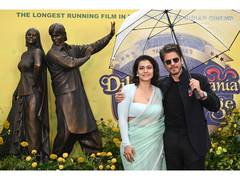 
    Shah Rukh, Kajol unveil 'DDLJ' statue in London, see pics
    