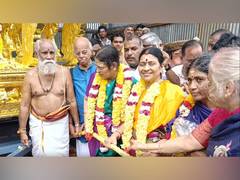 
      
      MK Stalin’s wife visits Kanchipuram; honours artisans
      
      