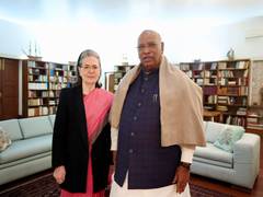
      
      Mallikarjun Kharge extends birthday greetings to Sonia Gandhi
      
      