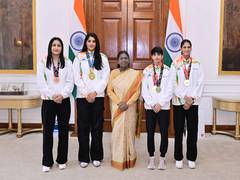 
      
      President Murmu honours Indian women boxers
      
      
