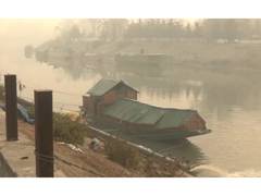 
      
      J-K: Cold wave continues in Kashmir Valley, temperature below zer
      
      