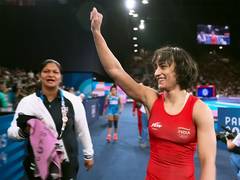 
      
      Vinesh Phogat makes retirement U-turn
      
      
