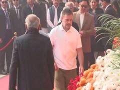 
      
      Sonia, Rahul Gandhi and Priyanka Gandhi Vadra arrive at Parliamen
      
      