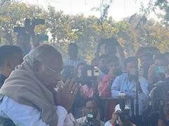 
      
      Congress President Mallikarjun Kharge attends last rites of forme
      
      