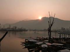 
      
      J-K: Cold wave grips Kashmir Valley as tourists await snowfall
      
      