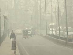 
      
      J-K: Temperature drops in Kashmir Valley, tourists hope for snowf
      
      