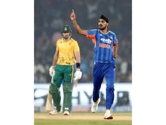 
      
      Arshdeep shares a friendly banter with bowling coach Morkel
      
      