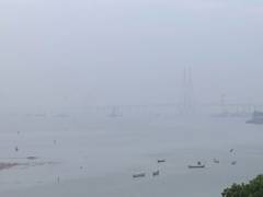 
      
      Mumbai covered in moderate haze, while Delhi's Air crisi
      
      