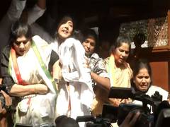 
      
      Hyderabad police detain TPCC Mahila Congress leaders during prote
      
      