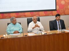 
      
      Gujarat CM reviews state departments’ budget expenditure, calls f
      
      