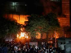
      
      25 journos rescued as blaze of activist's death engulfs B'desh
      
      