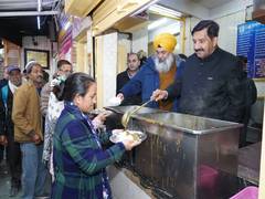 
      
      Shimla: Himachal Deputy CM renders langar service at IGMC
      
      