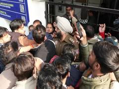 
      
      ABVP members try to get into DU Arts Faculty office
      
      