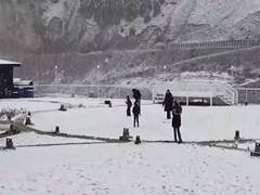 
      
      J-K: Sonamarg witnesses a fresh spell of snow, cold wave continue
      
      
