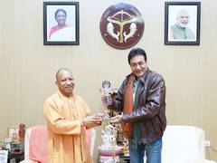 
      
      Renowned actor and former Lok Sabha MP Nitish Bharadwaj pays cour
      
      
