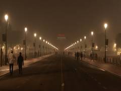 
      
      India Gate shrouded in smog as air quality slips into 'severe' category, AQI recorded above 400 in s
      
      