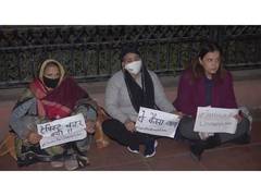 
      
      Unnao victim and her family meets Rahul Gandhi
      
      