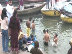 
      
      Devotees bathe in Ganga amid cold wave
      
      