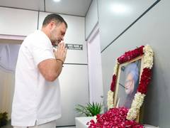 
      
      Rahul Gandhi pays floral tributes to Manmohan Singh
      
      