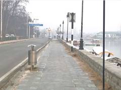 
      
      J-K: Tourists enjoy foggy mornings and snowfall in Srinagar
      
      