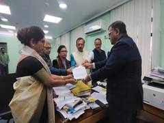 
      
      TMC's five-member delegation meets Chief Electoral Officer amid S
      
      