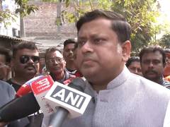 
      
      Majumdar hits back at Banerjee's 