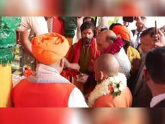 
      
      Defence Minister Rajnath Singh offers prayers at Hanumangarhi
      
      