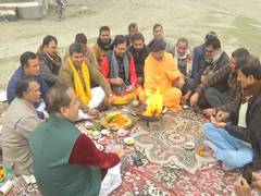 
      
      AAP leaders perform 'havan' at Kalindi Kunj Ghat for Yamuna river
      
      