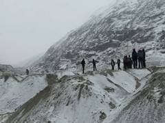 
      
      First snowfall of the year in Manali's Rohtang cheers tourists
      
      