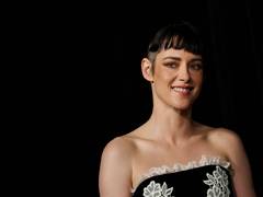 
      
      Kristen Stewart keen to direct 'Twilight' remake with big budget
      
      