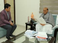 
      
      Sikkim MP Indra Hang Subba calls on Defence Minister
      
      