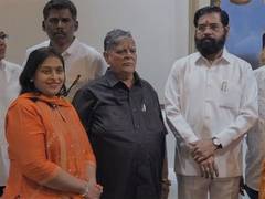 
      
      Ex-Shiv Sena MLA Dagdu Sakpal switches sides, joins Eknath Shinde
      
      