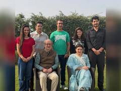 
      
      Anupam Kher reunites with OG 'Khosla ka Ghosla' cast
      
      