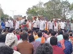 
      
      Pamban fishermen block NH after 2 fishermen went missing at sea
      
      
