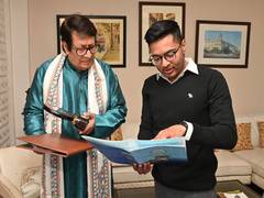 
      
      Abhishek Banerjee meets veteran actor Ranjit Mallick in Kolkata
      
      