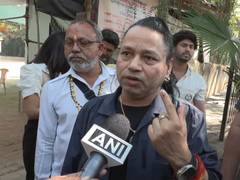 
      
      Kailash Kher votes in BMC polls 
      
      