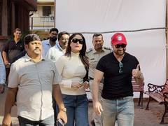 
      
      BMC Elections: Saif, Kareena exercise their right to vote 
      
      