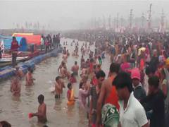 
      
      Praaygraj: Devotees throng Sangam to take holy dip
      
      