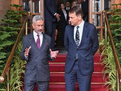 
      
      Jaishankar holds talks with Poland Dy PM Sikorski
      
      