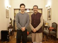 
      
      Vikrant Massey dmeets Union Education Min Dharmendra Pradhan
      
      
