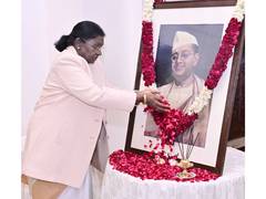 
      
      President Murmu pays floral tribute to Netaji Subhas Chandra Bose
      
      