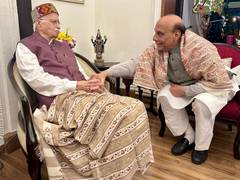 
      
      Delhi: Rajnath Singh meets veteran BJP leader LK Advani
      
      