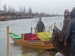 
      
      J-K: Strong winds damage shikaras at Srinagar’s Dal Lake
      
      