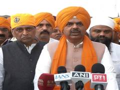 
      
      Fadnavis, Kalyan participate in Guru Tegh Bahadur event
      
      